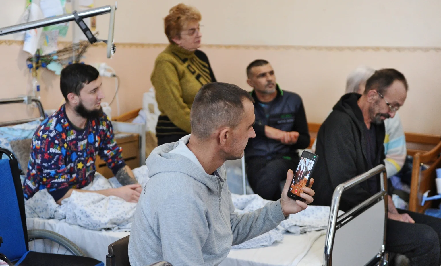 Святвечір у лікарняних палатах: у Чорткові поранених воїнів зібрали за різдвяним столом