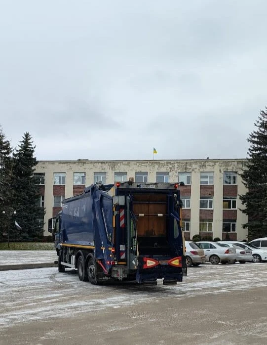 Новий ресурс для чистоти: Ланівці посилили комунальний автопарк сміттєвозом з Німеччини