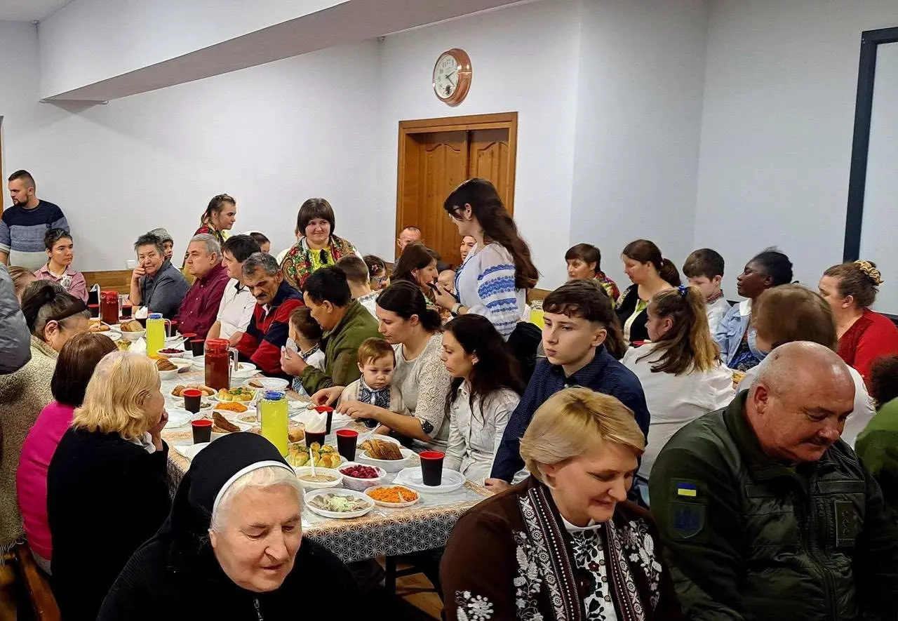Святвечір турботи: у Чорткові та Тернополі відбулися різдвяні вечері для людей у складних обставинах