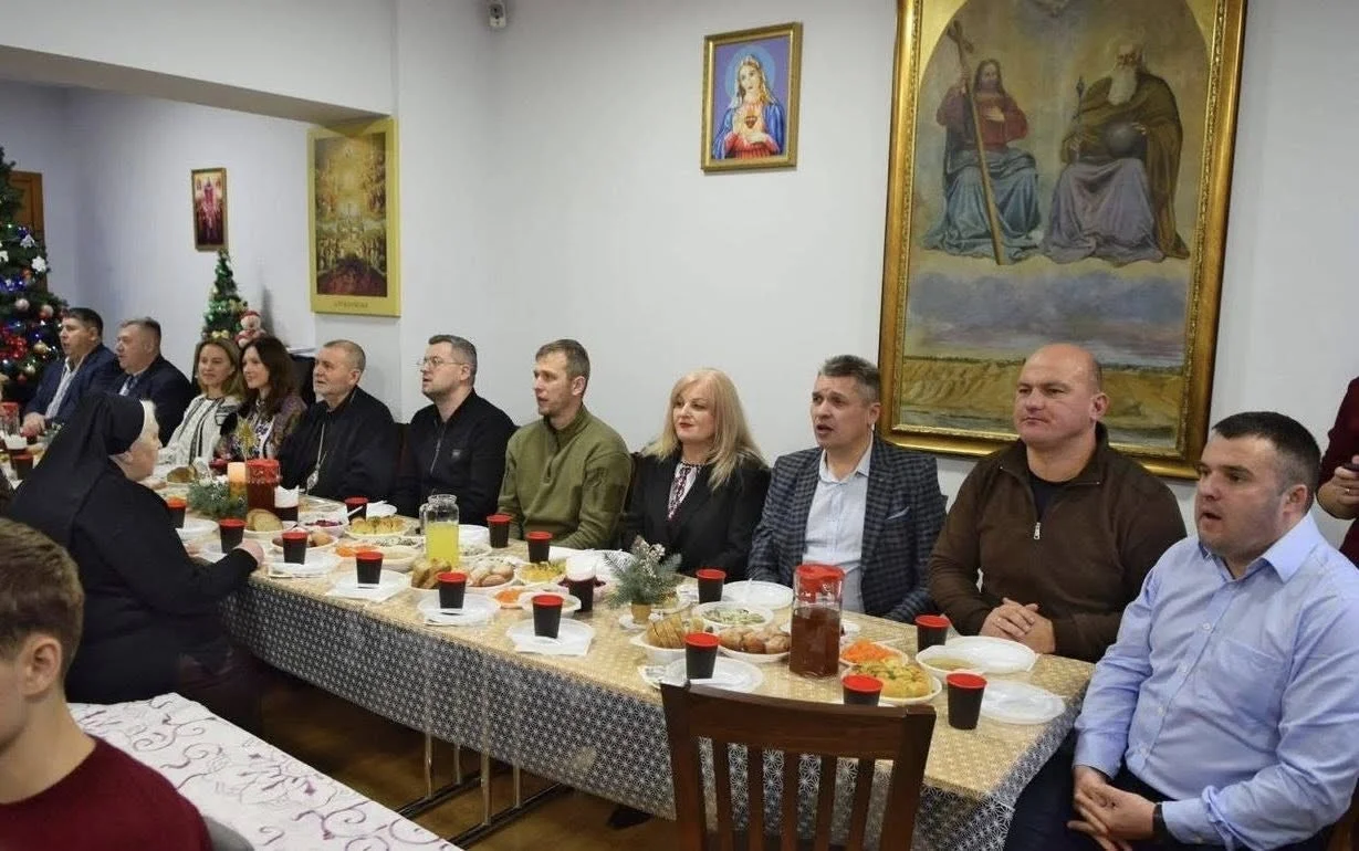 Святвечір турботи: у Чорткові та Тернополі відбулися різдвяні вечері для людей у складних обставинах