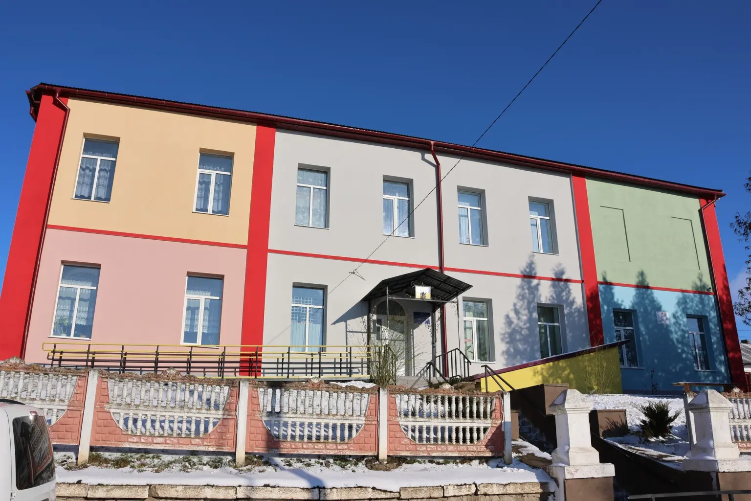 У Старих Петликівцях оновили гімназію: понад 2,6 млн гривень спрямували на фасад