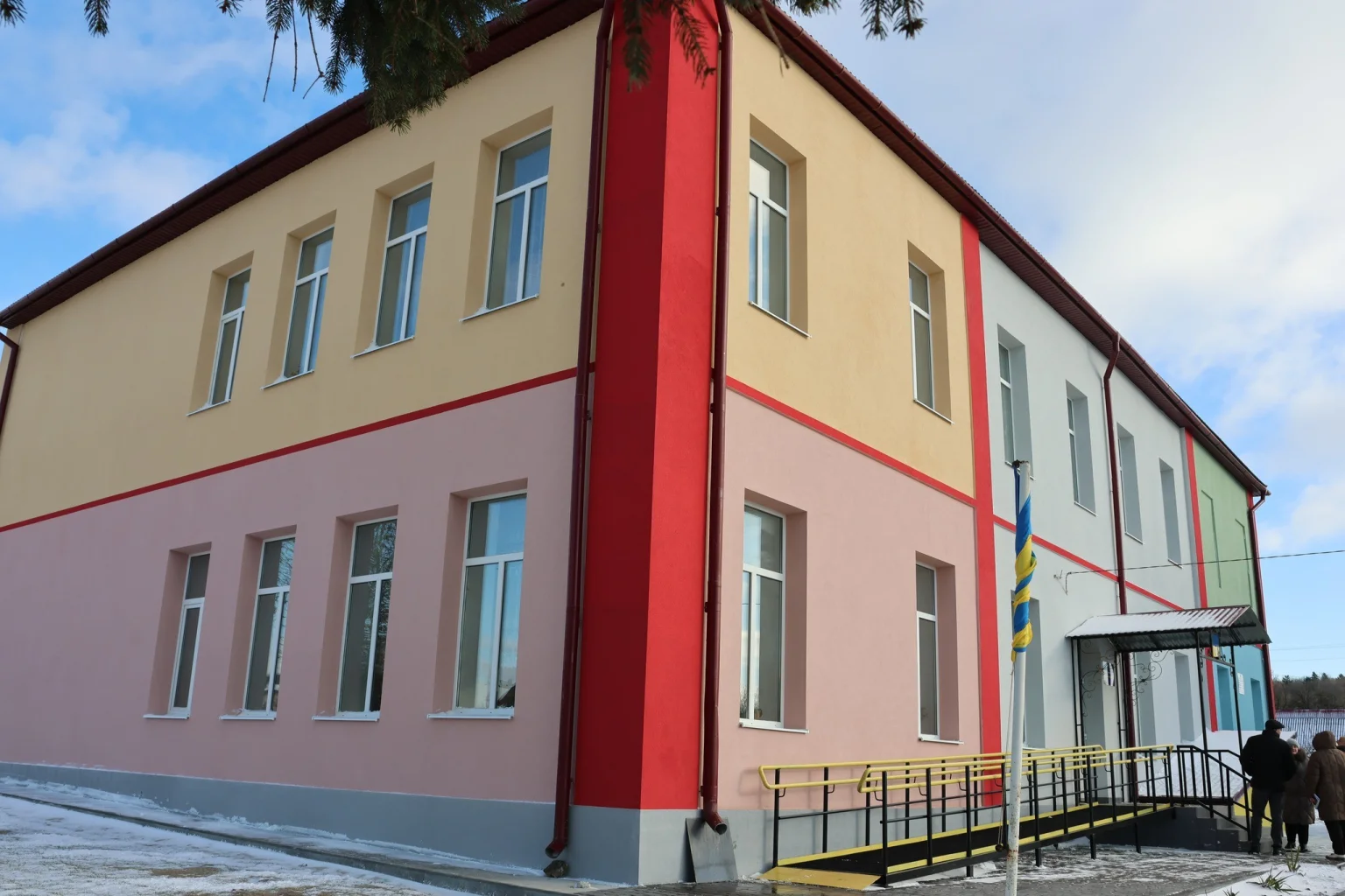 У Старих Петликівцях оновили гімназію: понад 2,6 млн гривень спрямували на фасад
