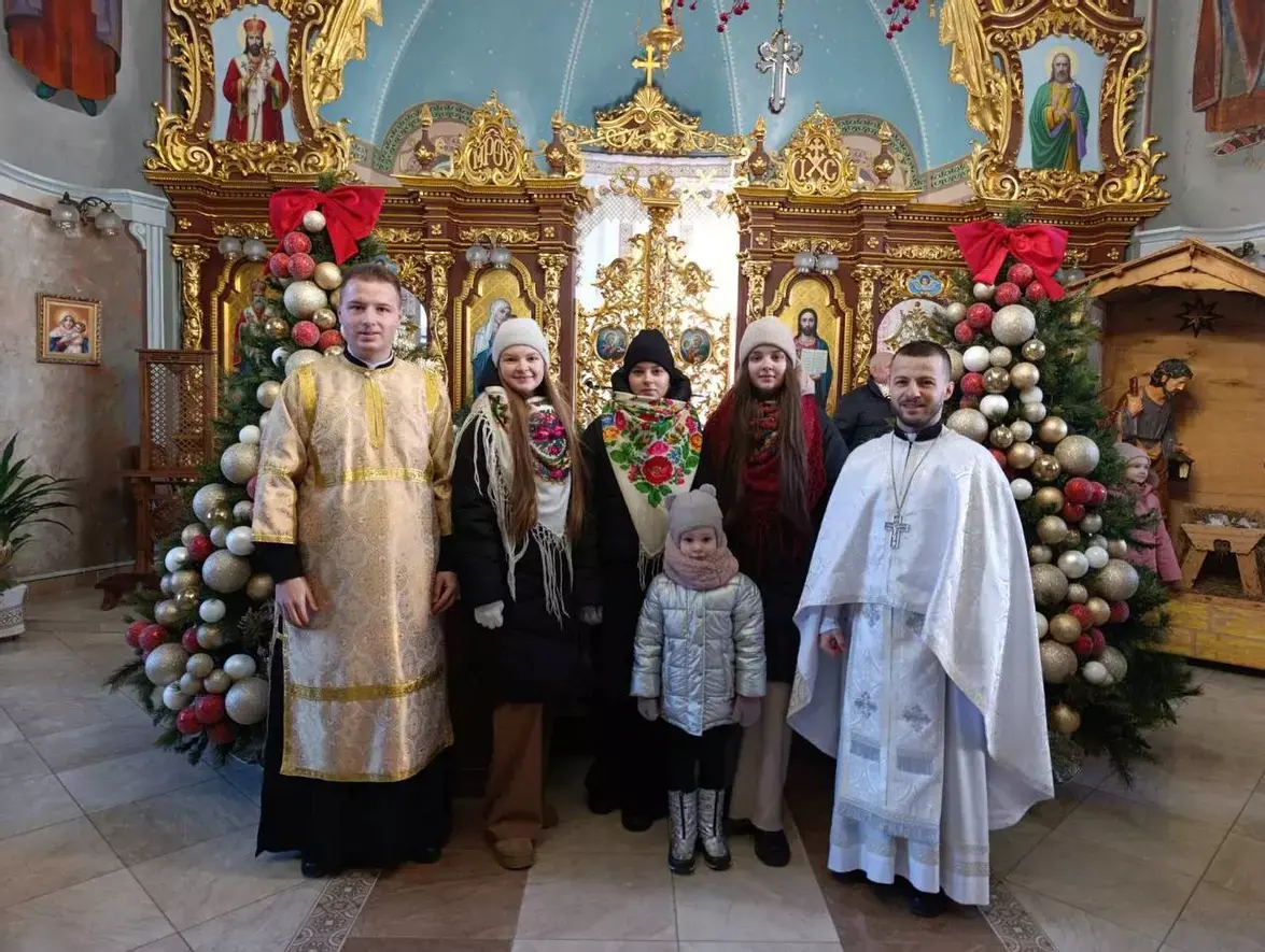 Коляда, що рятує: родина переселенців на Тернопільщині зібрала 80 тисяч гривень для армії