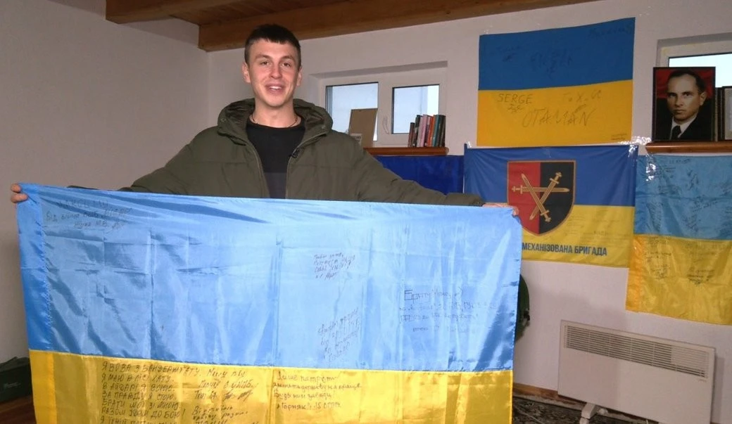 Волонтерський штаб над гаражем: історія Максима Чайковського, який збирає для фронту і тримає зв’язок із тилом