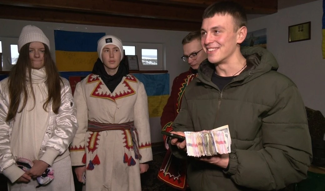 Волонтерський штаб над гаражем: історія Максима Чайковського, який збирає для фронту і тримає зв’язок із тилом