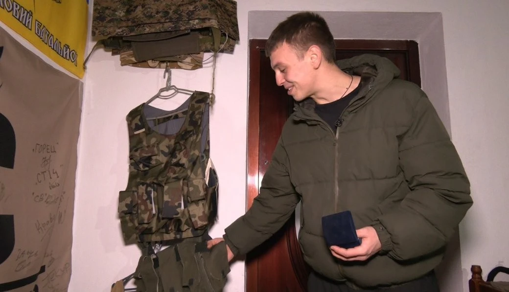 Волонтерський штаб над гаражем: історія Максима Чайковського, який збирає для фронту і тримає зв’язок із тилом