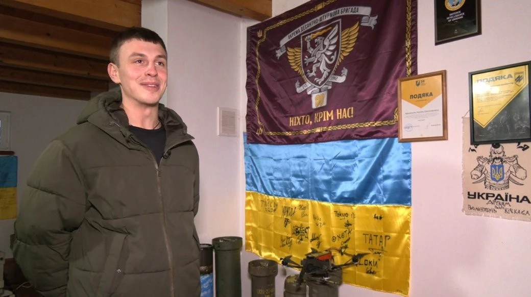 Волонтерський штаб над гаражем: історія Максима Чайковського, який збирає для фронту і тримає зв’язок із тилом