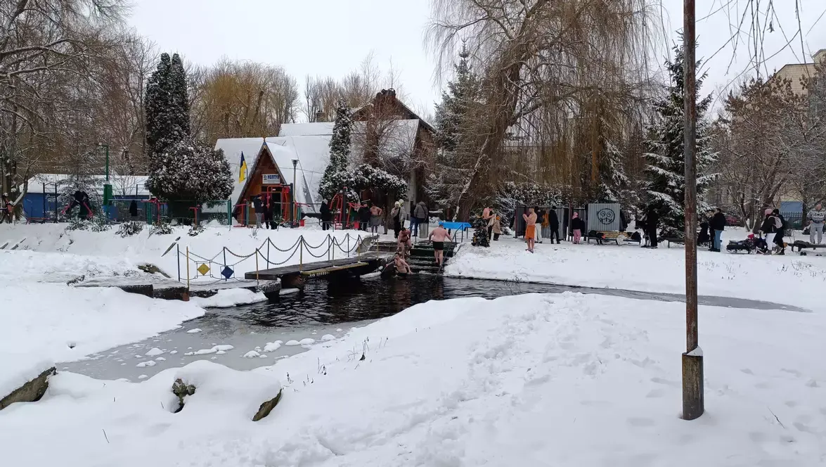 Крижана традиція у Сопільчому: тернополяни зустріли Водохреще у воді