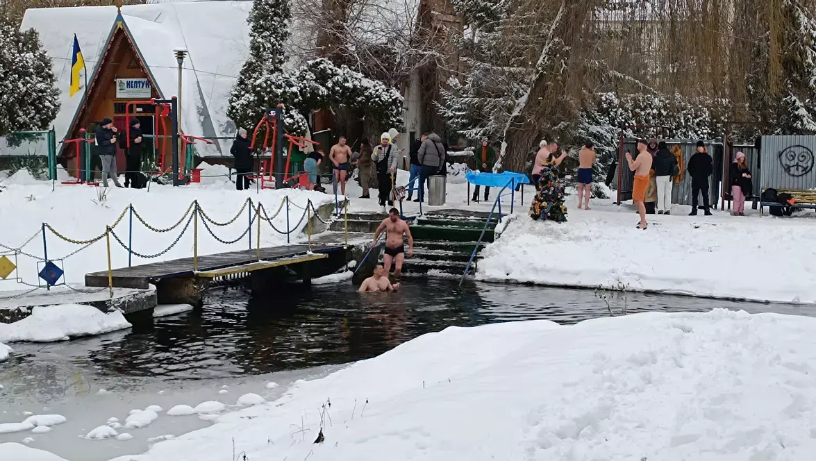 Крижана традиція у Сопільчому: тернополяни зустріли Водохреще у воді