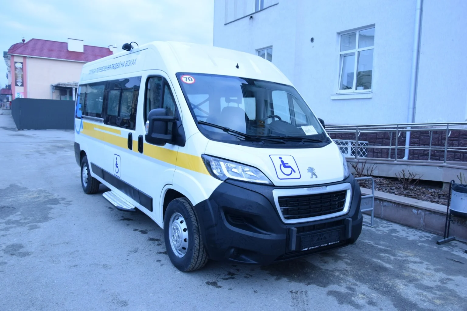 Без бар’єрів і безкоштовно: як у Чорткові працює соціальне таксі для маломобільних людей