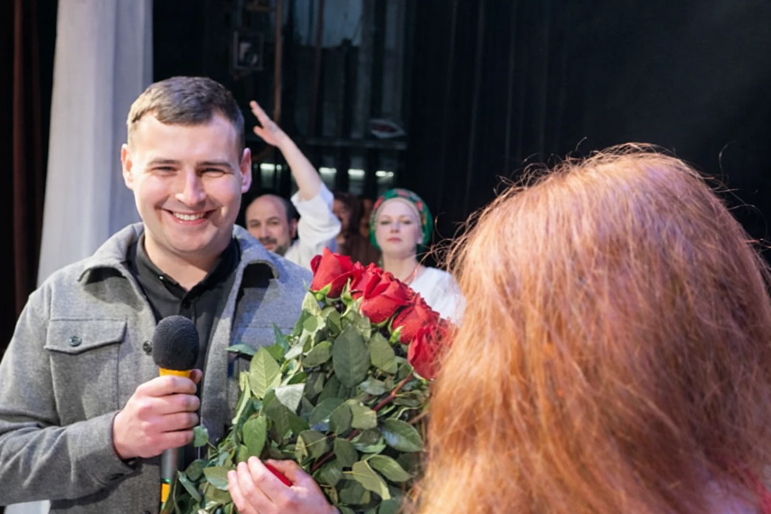 Освідчення після оплесків: у Тернополі чоловік зробив пропозицію просто на сцені театру