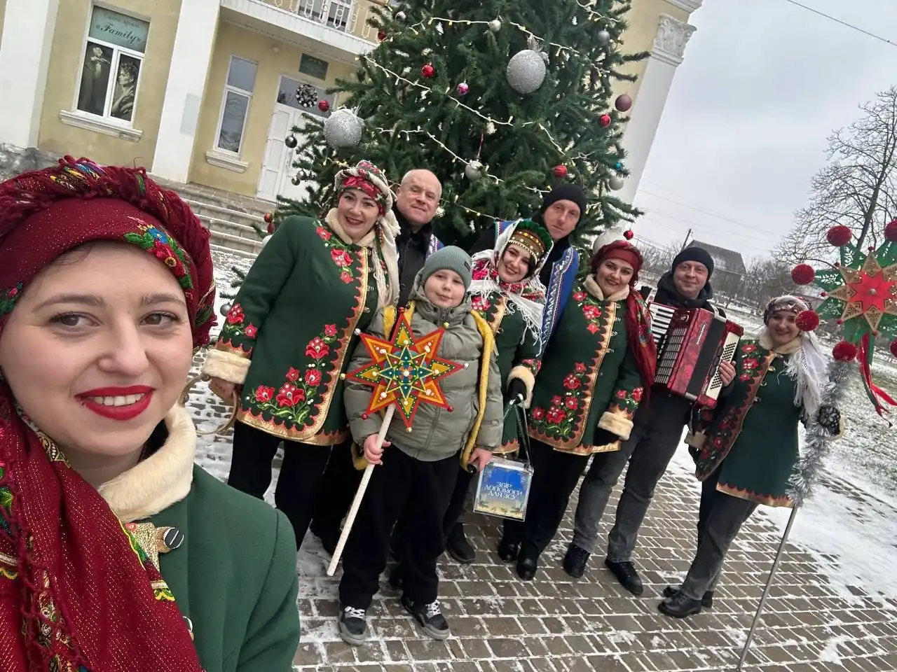 Коляда як підтримка фронту: громада на Тернопільщині передала понад 105 тисяч гривень ЗСУ