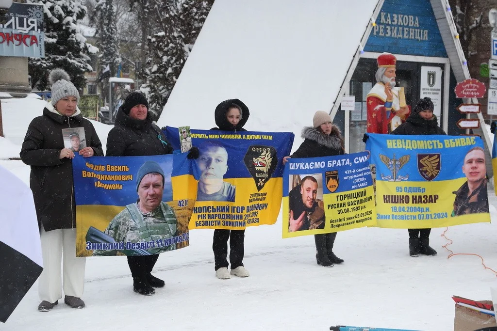 Голоси очікування на Театральному майдані: у Тернополі знову нагадали про полонених і зниклих захисників