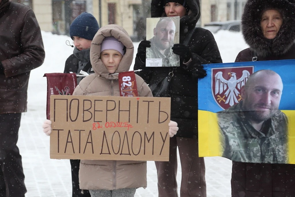 Голоси очікування на Театральному майдані: у Тернополі знову нагадали про полонених і зниклих захисників