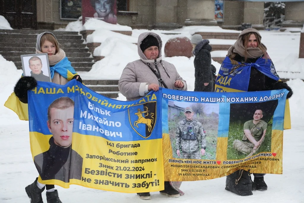 Голоси очікування на Театральному майдані: у Тернополі знову нагадали про полонених і зниклих захисників