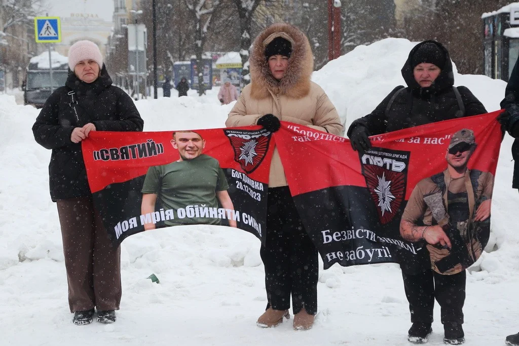 Голоси очікування на Театральному майдані: у Тернополі знову нагадали про полонених і зниклих захисників