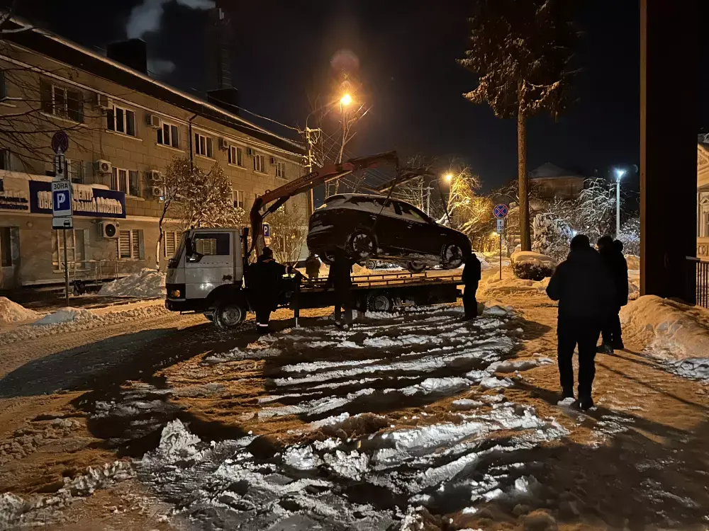 Нічне прибирання Тернополя: евакуації авто та тисячі кубів снігу