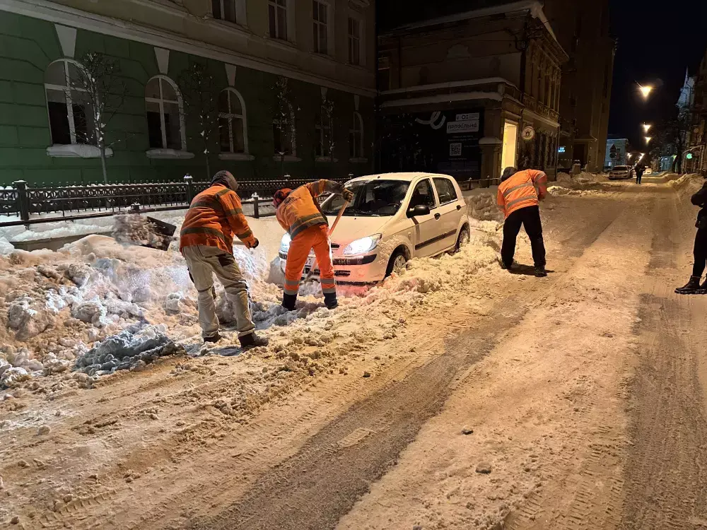 Нічне прибирання Тернополя: евакуації авто та тисячі кубів снігу