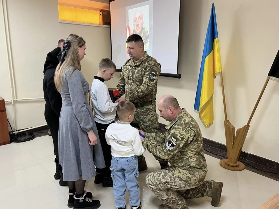 Війна повертає імена: у Тернополі родина загиблого стрільця-санітара отримала «Хрест Героя»