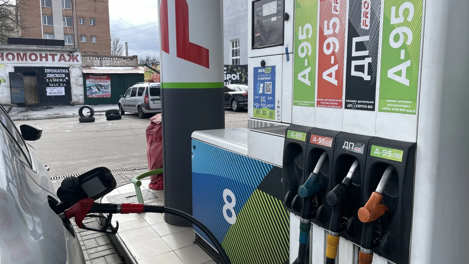 Аномальний стрибок цін на пальне: економіст Олег Пендзин підозрює змову та вимагає розслідування