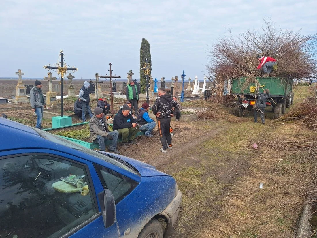 Громада Колиндян організувала масштабне прибирання на місцевому цвинтарі