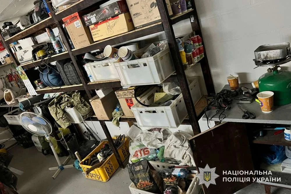 Під Тернополем поліція викрила нелегальну схованку в гаражі