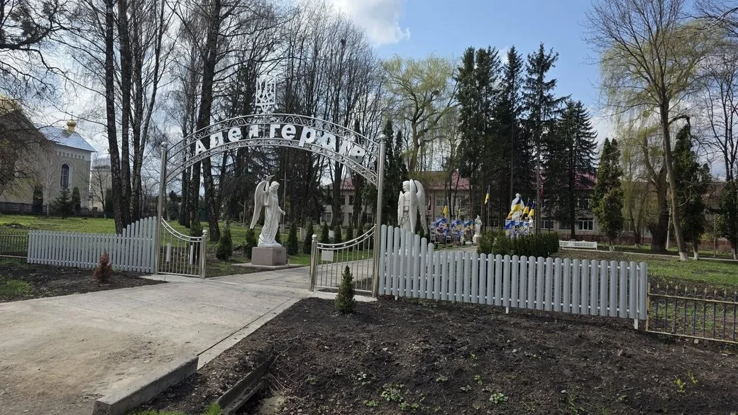 Нічний напад на пам’ять: у Яблунові понівечили Алею Героїв