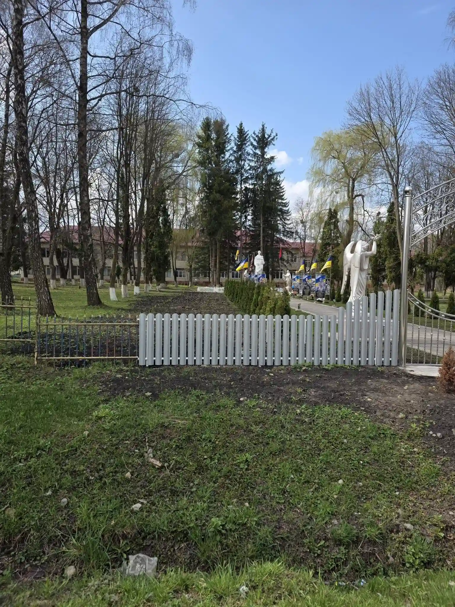 Нічний напад на пам’ять: у Яблунові понівечили Алею Героїв
