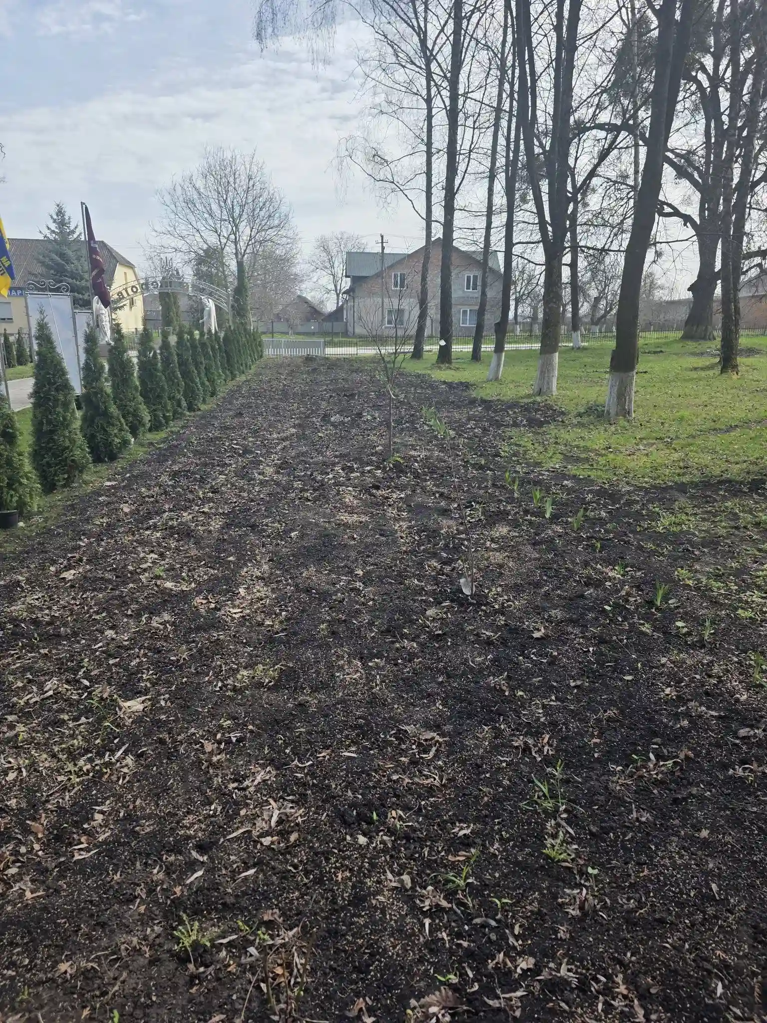Нічний напад на пам’ять: у Яблунові понівечили Алею Героїв