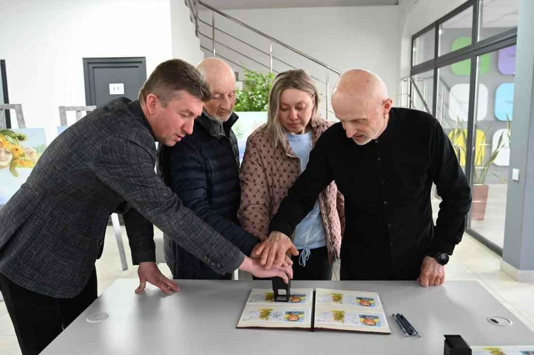 Пам’ять у філателії: на Тернопільщині випустили марку на честь загиблого митця та воїна
