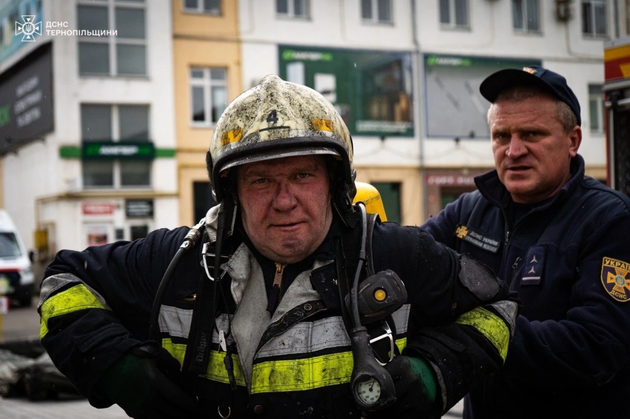 Залізні серця Тернополя: ДСНС оприлюднила світлини героїв після ліквідації обстрілу