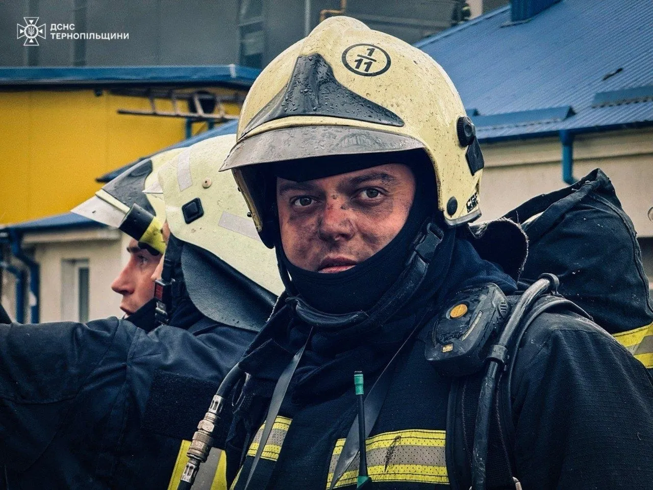 Залізні серця Тернополя: ДСНС оприлюднила світлини героїв після ліквідації обстрілу