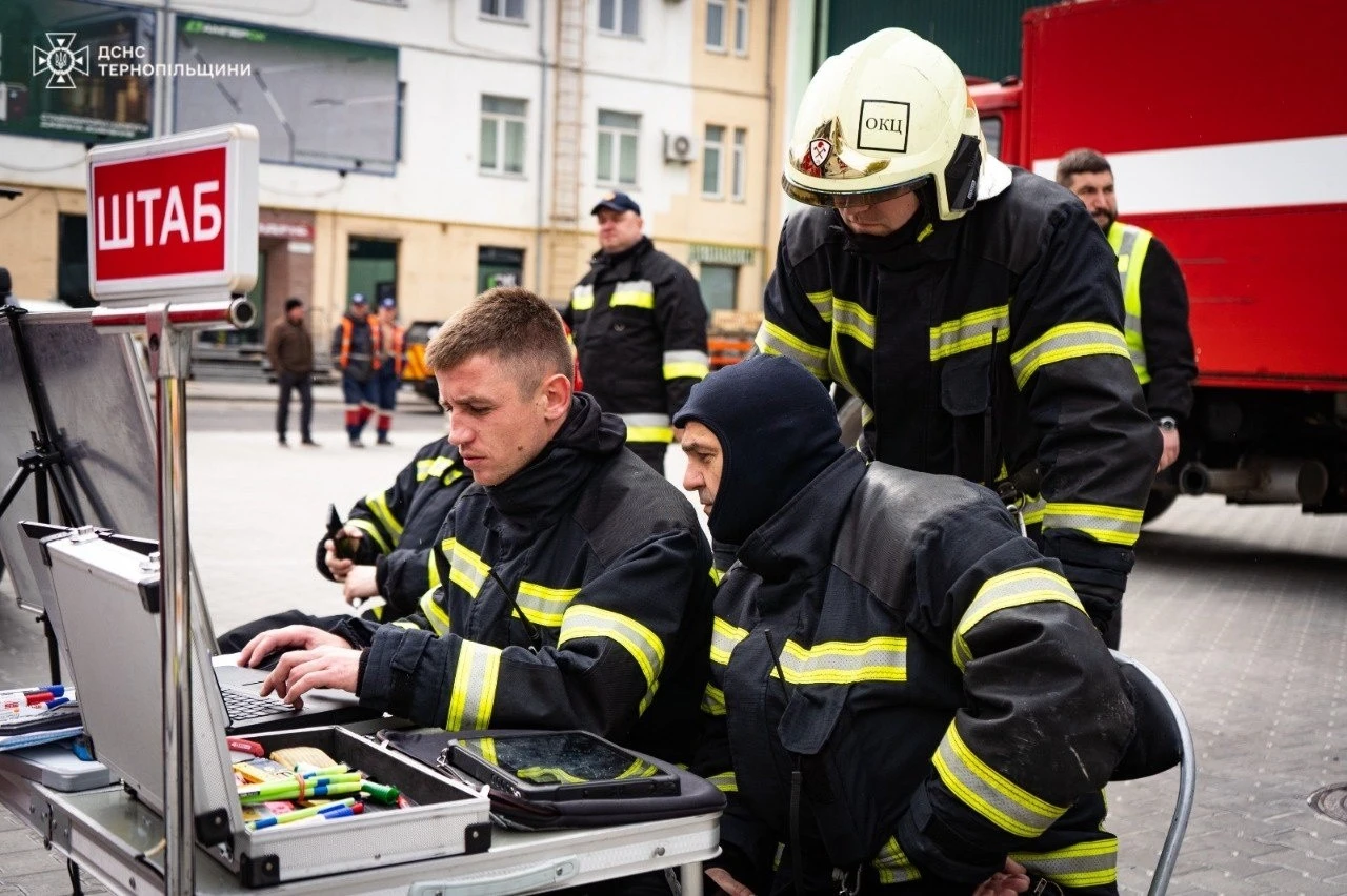 Залізні серця Тернополя: ДСНС оприлюднила світлини героїв після ліквідації обстрілу