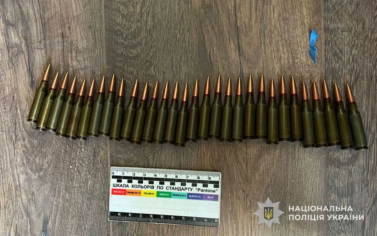 Арсенал у приватній оселі: на Чортківщині затримали підозрюваного у зберіганні боєприпасів