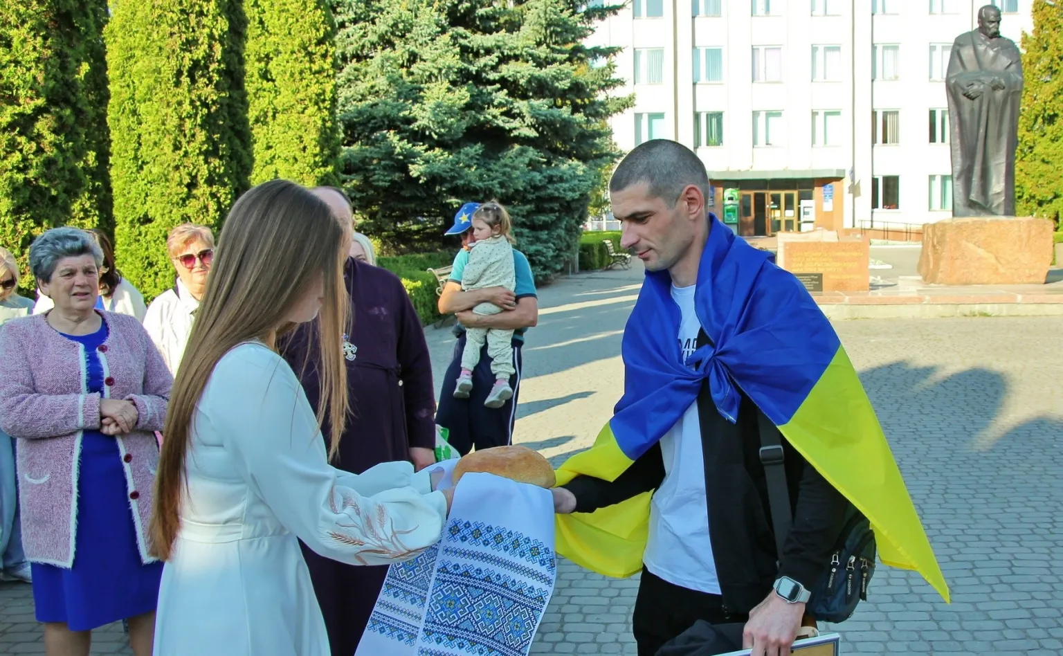 Понад два роки неволі: на Шумщину повернувся визволений із чеченського полону воїн Василь Ніколюк