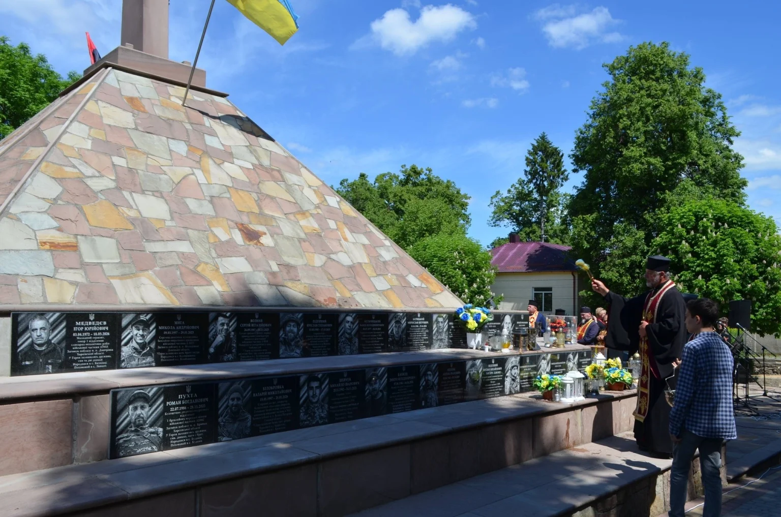 У День Героїв на Тернопільщині освятили нові меморіальні плити захисникам