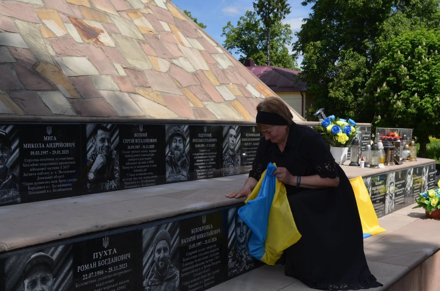 У День Героїв на Тернопільщині освятили нові меморіальні плити захисникам