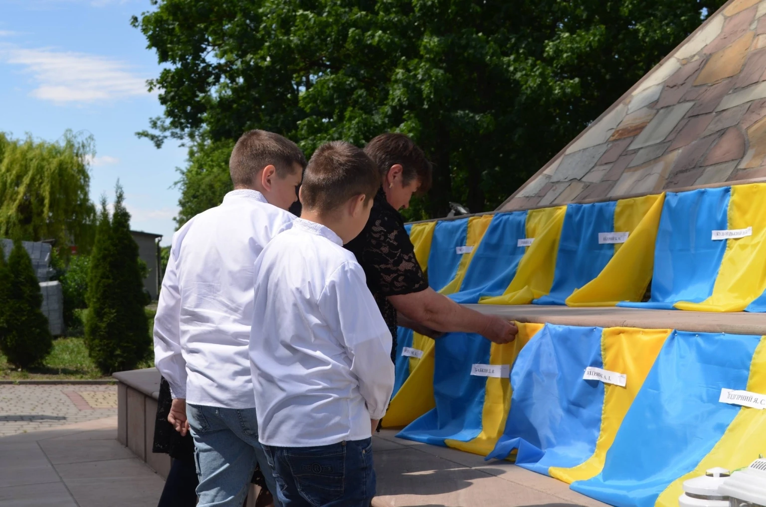 У День Героїв на Тернопільщині освятили нові меморіальні плити захисникам