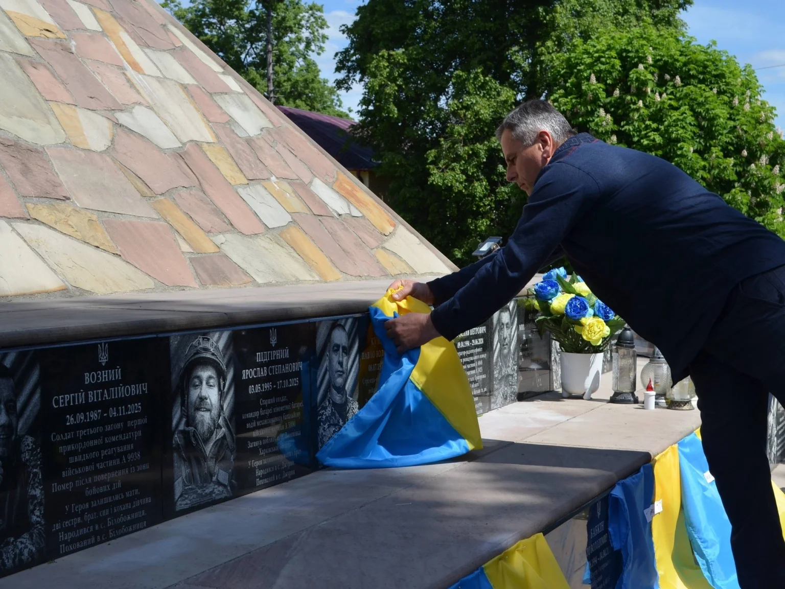 У День Героїв на Тернопільщині освятили нові меморіальні плити захисникам