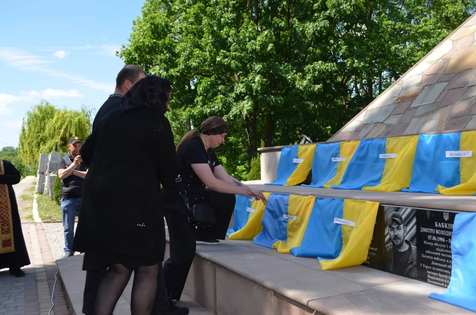 У День Героїв на Тернопільщині освятили нові меморіальні плити захисникам