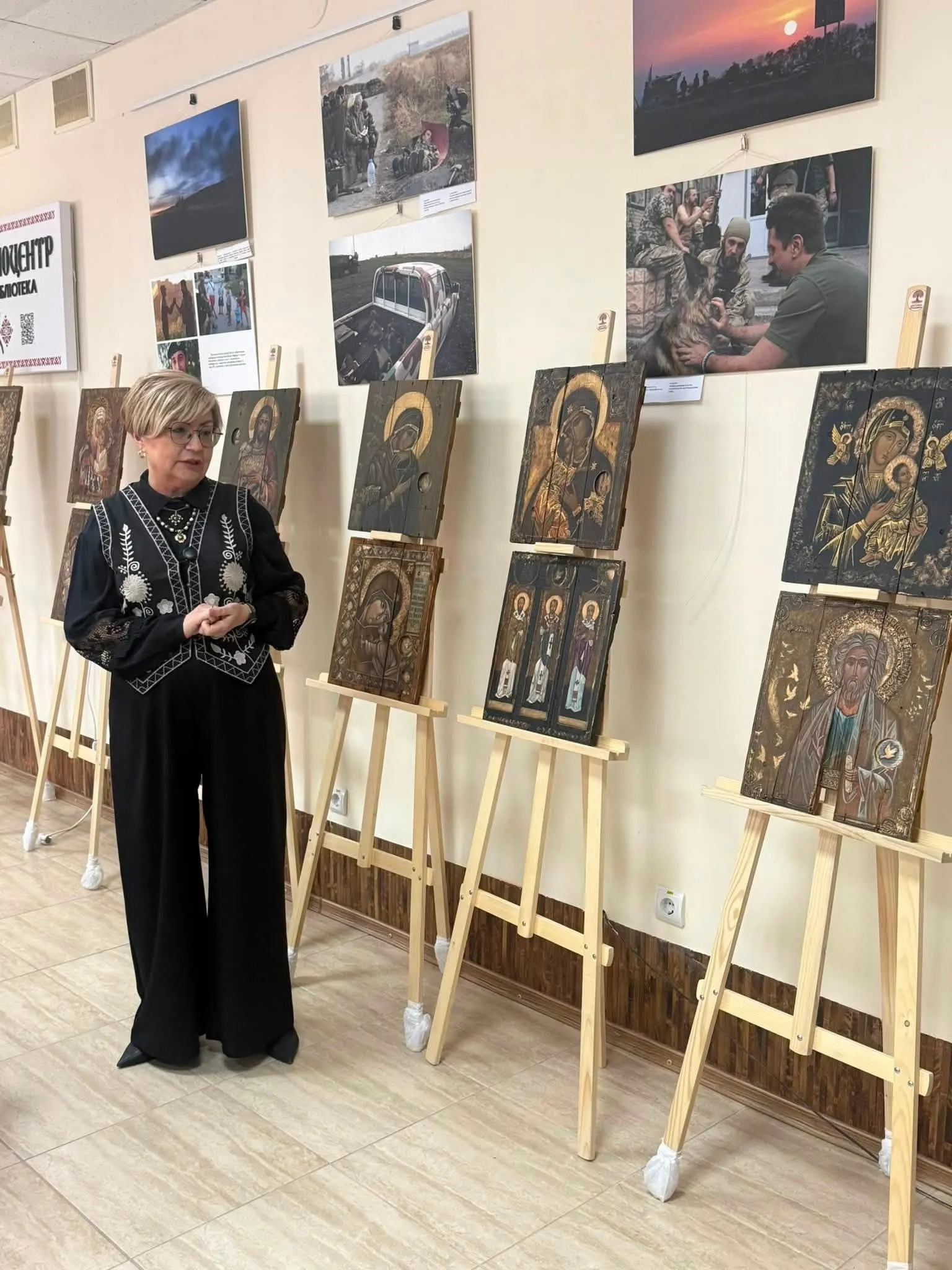 Ікони на ящиках від боєприпасів: у Тернополі відбулася зустріч із мисткинею Наталією Війтович