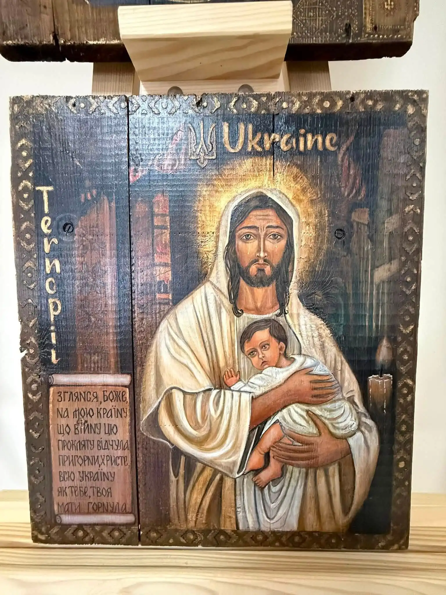 Ікони на ящиках від боєприпасів: у Тернополі відбулася зустріч із мисткинею Наталією Війтович