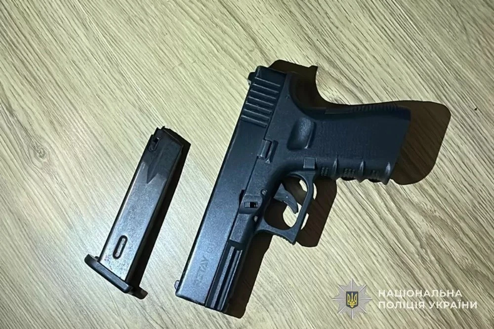 Стрілянина в стелю та заручниця у квартирі: тернополянину загрожує строк за насильство і зброю