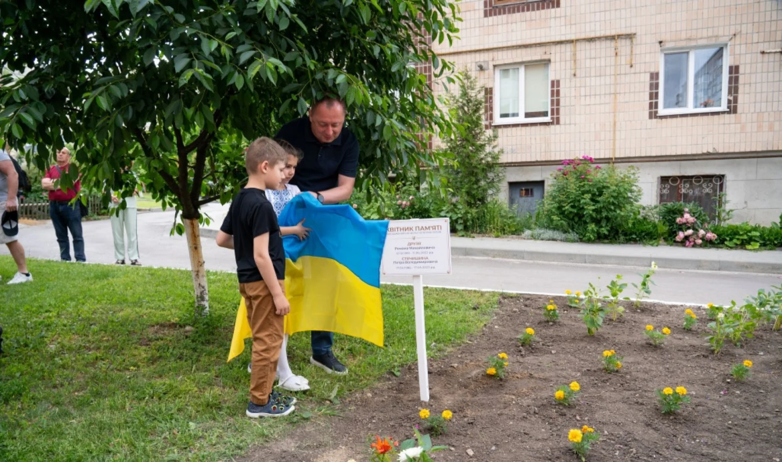 Мешканці Тернополя створили квітник на честь загиблих захисників