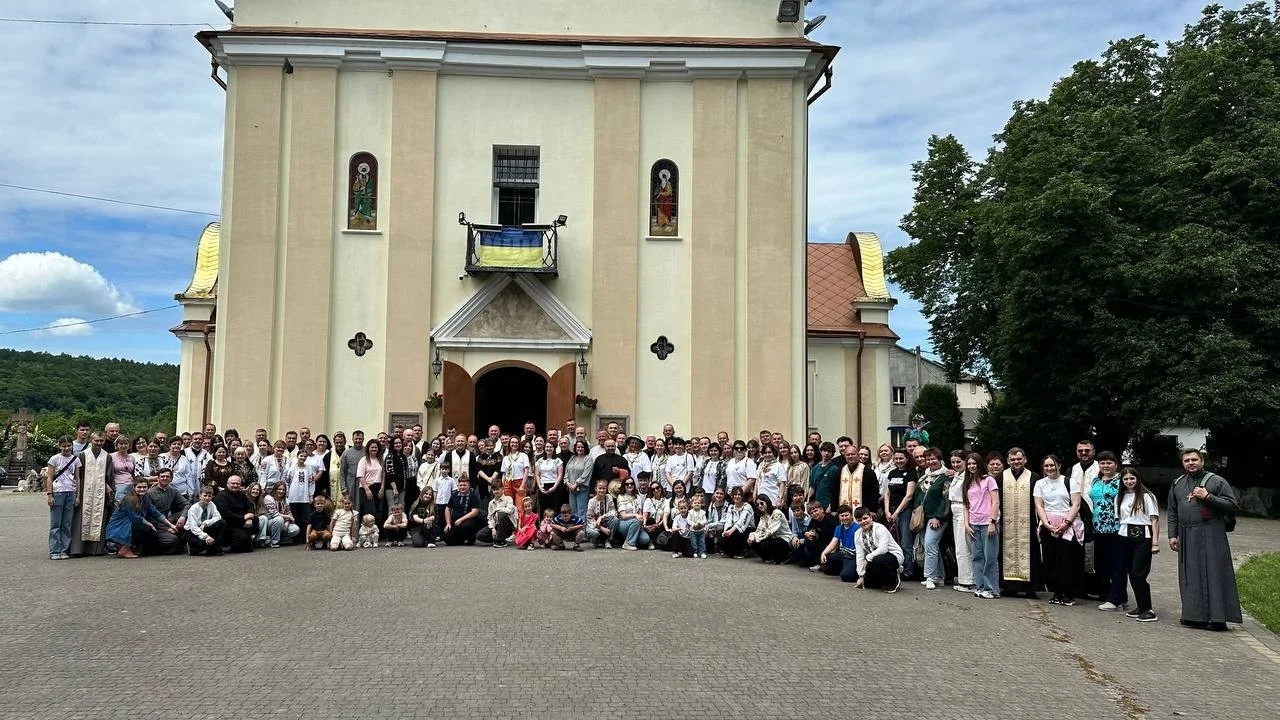 Родини духовенства Тернопільщини здійснили першу пішу прощу до Зарваниці