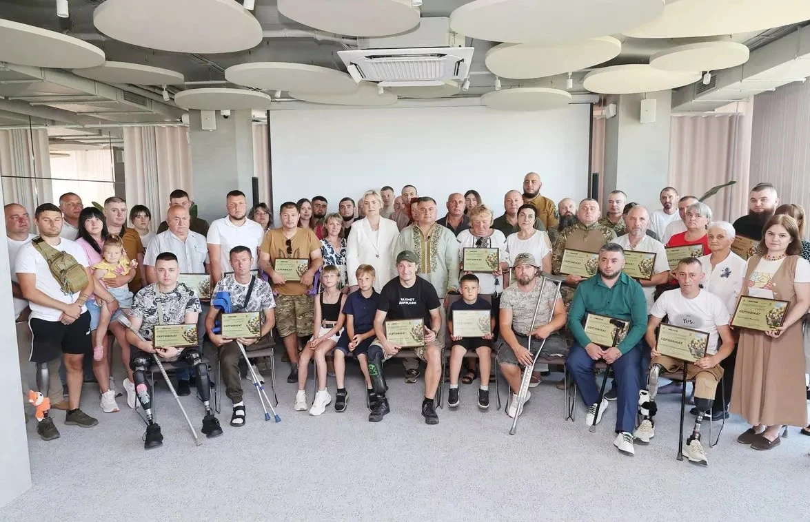 Нові оселі для ветеранів: на Тернопільщині родинам українських Захисників вручили житлові сертифікати