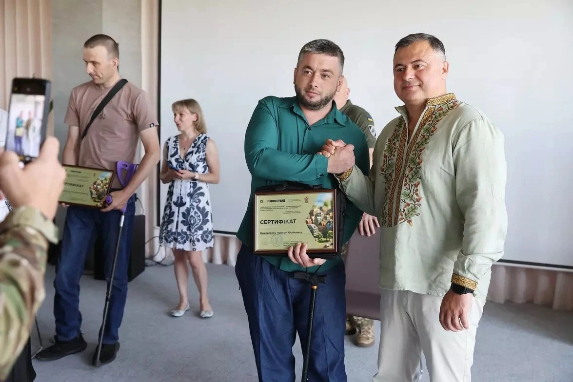 Нові оселі для ветеранів: на Тернопільщині родинам українських Захисників вручили житлові сертифікати