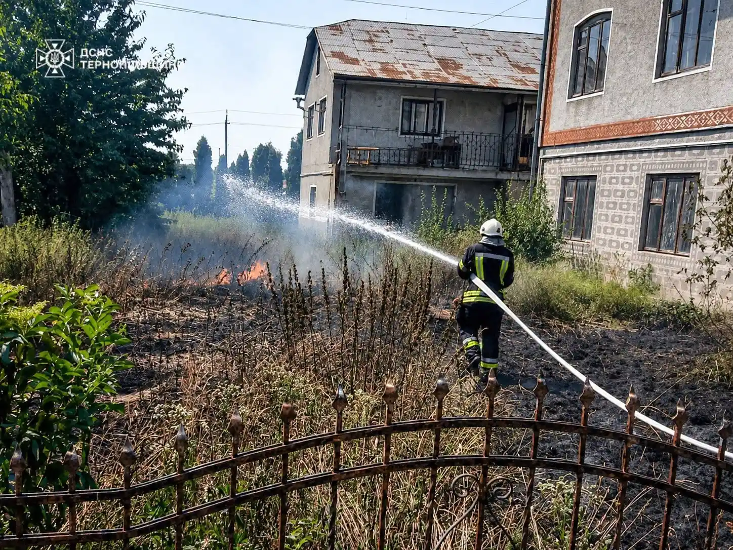 Надзвичайні події на Тернопільщині: згоріло авто та пошкоджено житловий будинок