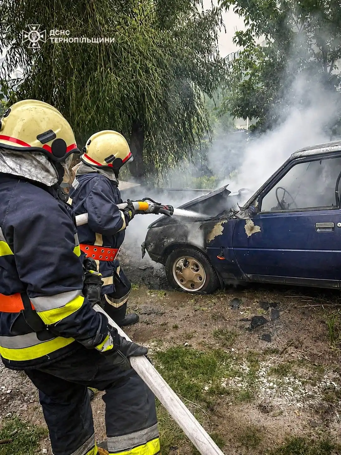 Надзвичайні події на Тернопільщині: згоріло авто та пошкоджено житловий будинок