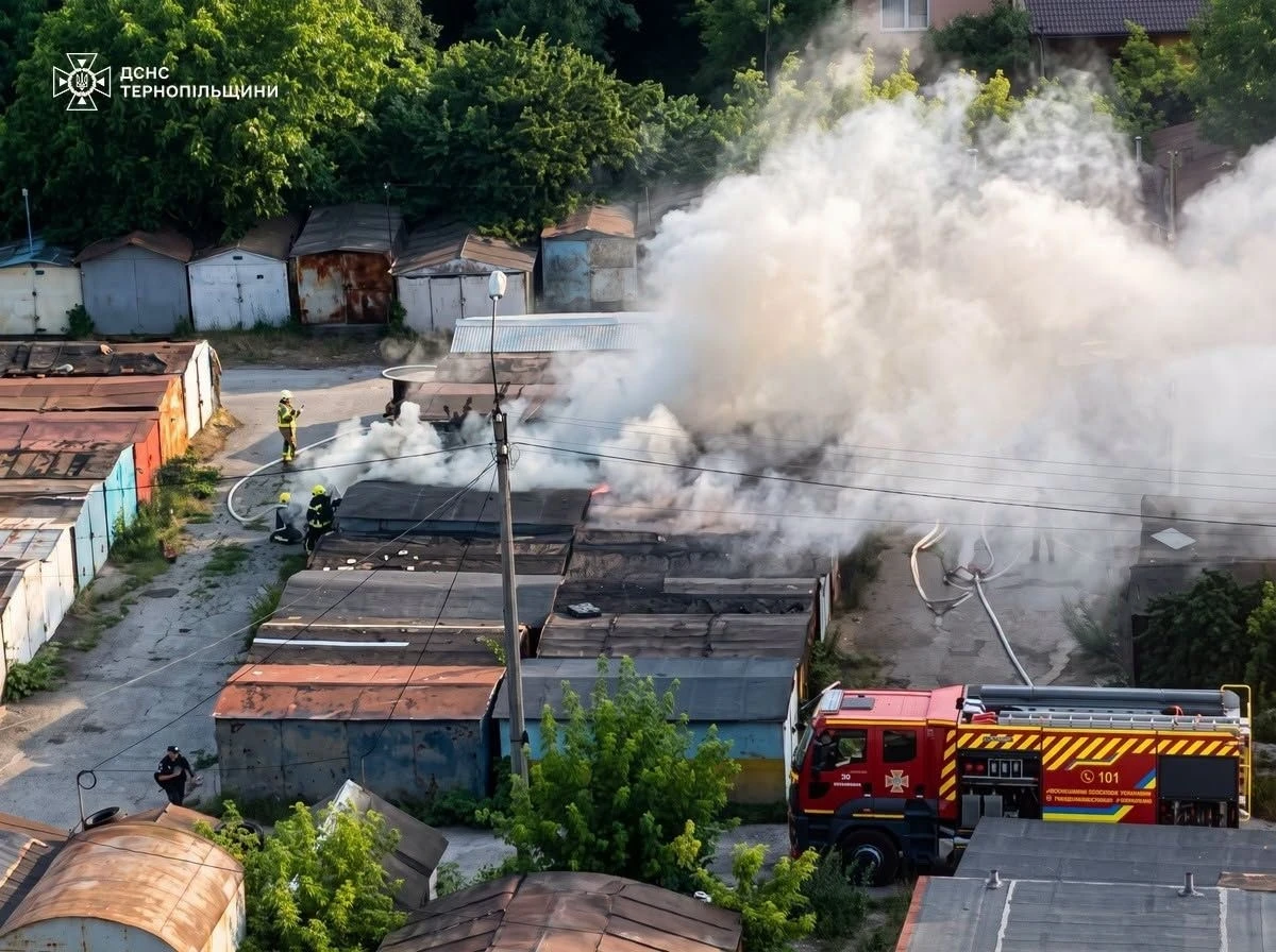 Рятувальники ліквідували масштабну пожежу в гаражному кооперативі